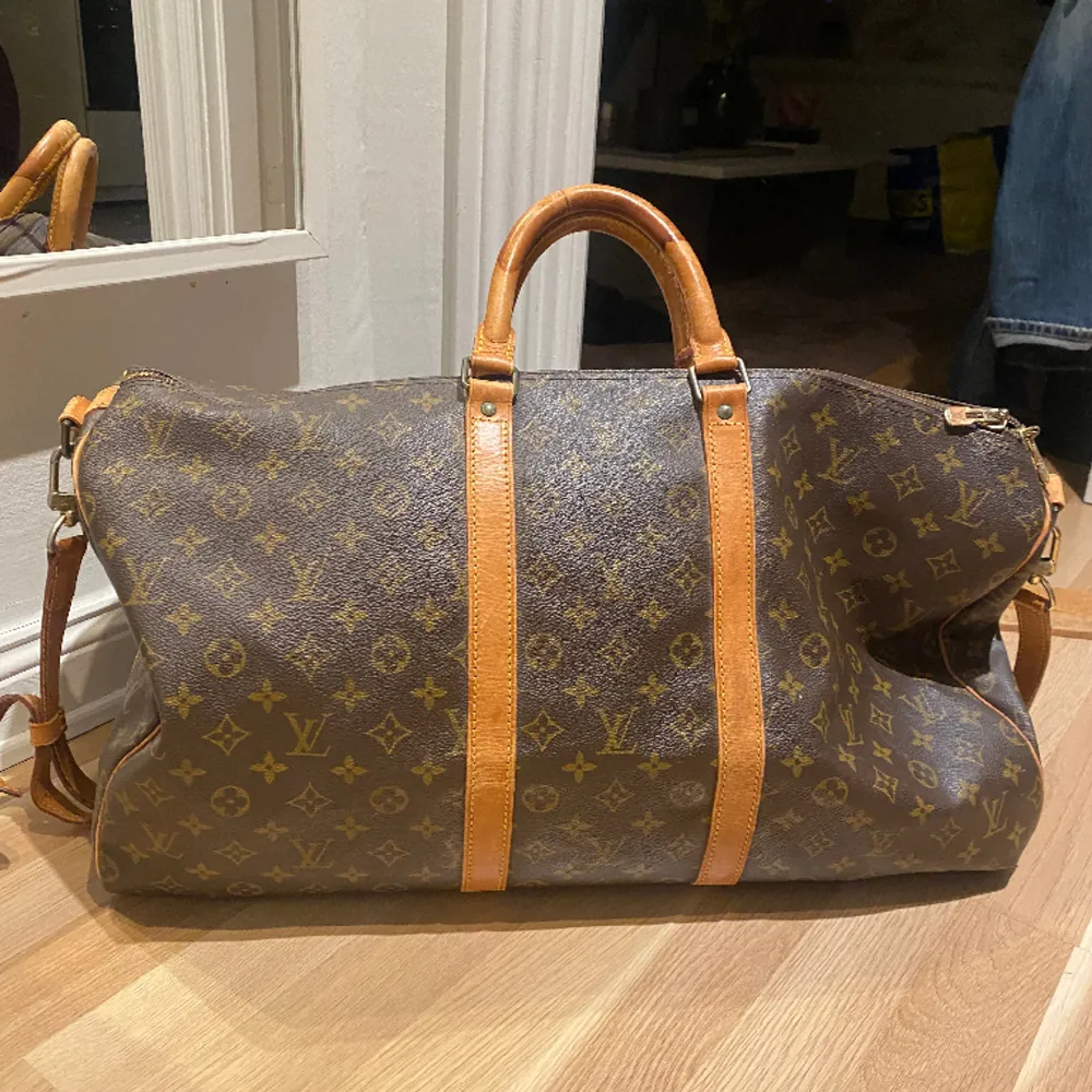 Säljer min fina keepall bag i den stora modellen. Serienummer, kvitto etc finns som intygar på äkthet. Säljs billigt pga skadan på väskan. Snygg vintage vibe, perfekt till en weekendresa eller som handbagage! Säljer då jag aldrig använder den! . Väskor.