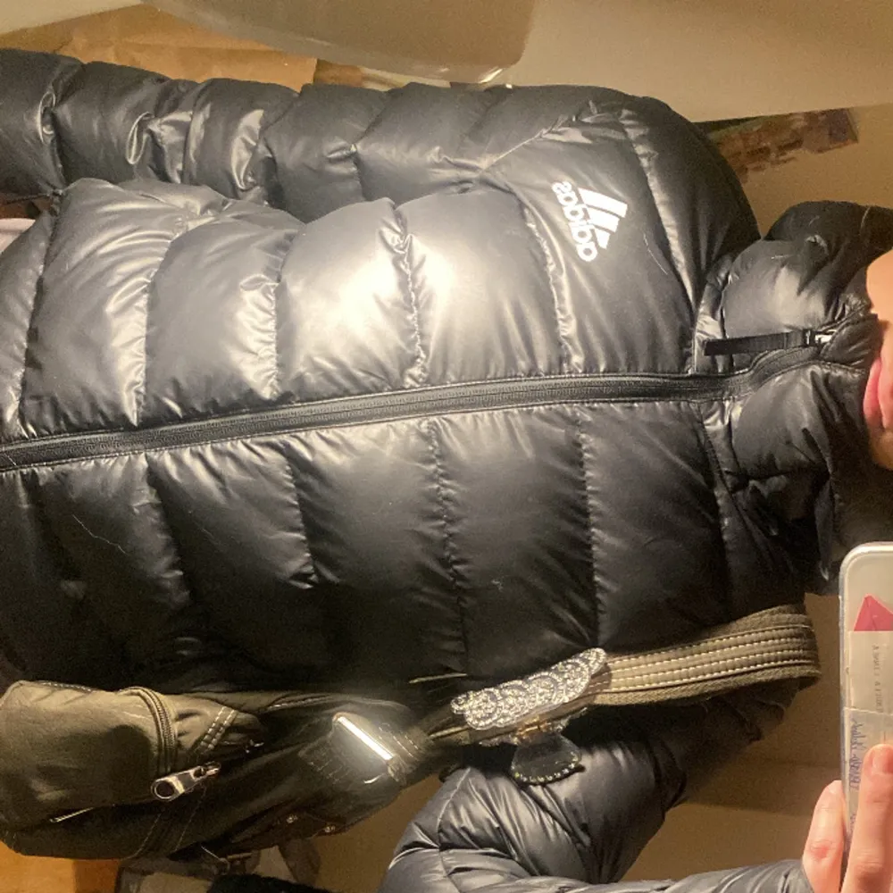 En adidas pufferjacket i nästan nyskick! Endast använd i någon månad. Skrv för fler bilder🍒💋. Jackor.