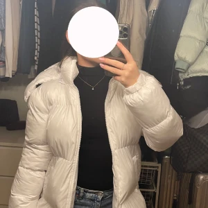 Vinterjacka - Säljer denna jackan då jag inte använder den något mer. Köpt på PrettyLittleThing för 800kr. Den är kemtvättad så den ser ut som helt ny utan fläckar och hål. Köptes förra året