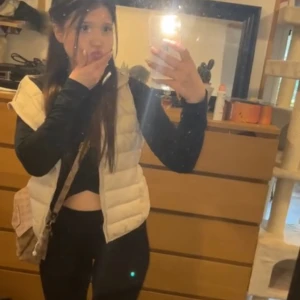 Väst  - Väst köpt för 700, kan skicka fler bilder 