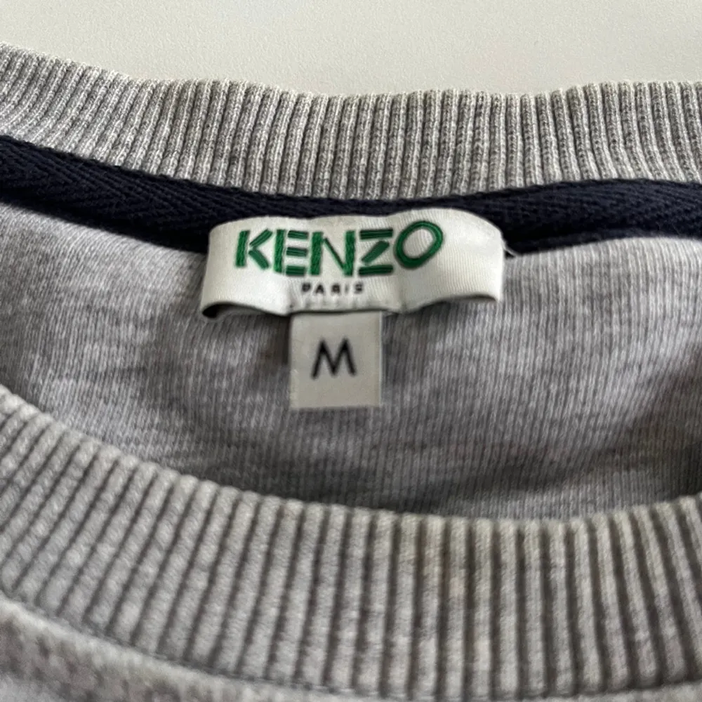 Hej, säljer min kenzo tröja då jag inte har nån användning av den längre för den är för liten den är grå passar både S/M grymt snygg med inga skador eller smuts på tröjan. Sjukt billig då den kostar mycket ny pris!pris kan diskuteras vid snabb affär!. Tröjor & Koftor.