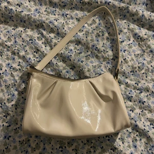 Vit väska  - Söt vit väska. Inga defekter. Priset kan diskuteras. 