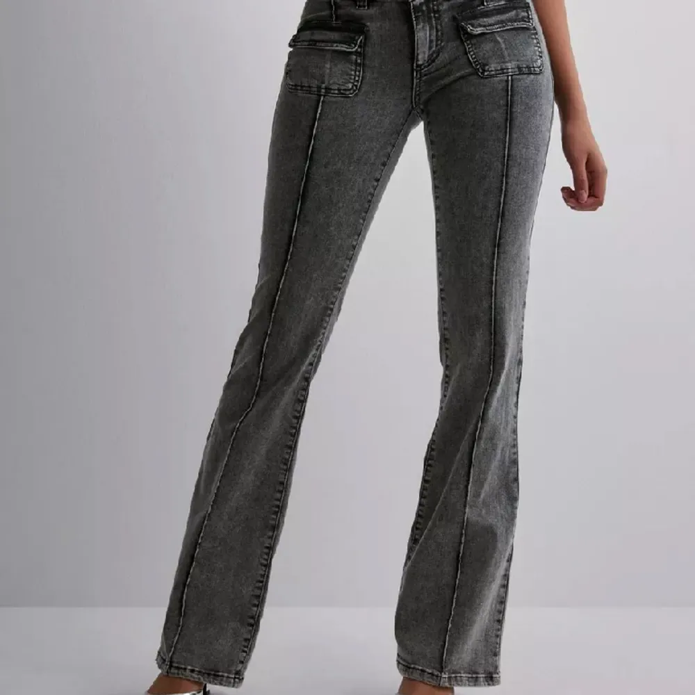 Söker dessa Nelly jeans i storlek 34❤️Använda typ 5 gånger och är i nyskick. Original pris 699kr men säljer för 400kr, då dem typ it ens är andhämtning och it alls slitna❤️. Jeans & Byxor.