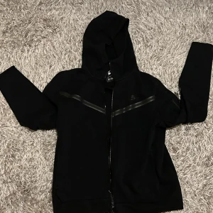 Nike tech fleece - Säljer nu denna feta Nike tech fleece tröjan, då den är inte min personliga stil längre. Pris kan diskuteras 