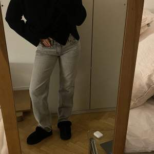 Perfekt lågmidjade jeans från Gina Tricot, storlek 36🤍