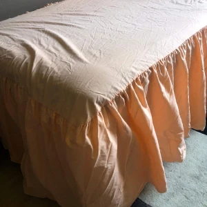 Sängkappa  - Till enkel säng  I pastel orange färg