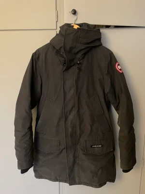 Canada Goose Langford Parka - Äkte men sliten. Fransiga muddar.