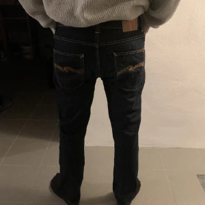 Nudie jeans - Hej! Säljer ett par nudie jeans i ny sjukt bra skick, inga deffekter, nypris : 1800 Mitt pris : 299 Modellen är grim tim