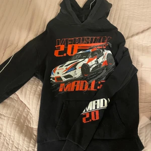 Hoodie  - En racer tröja ifrån madlady. Den är använd ett fåtal gånger men som ny annars. 