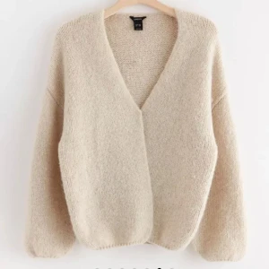 Lindex kofta  - Söker denna koftan från Lindex i storlek xs/s! Skriv gärna till mig om du säljer❤️