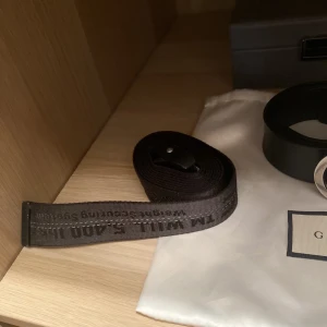 Off White Classic Industrial Belt - Säljer mitt off-White bälte då det inte längre kommer till användning. Skick: 9/10. Köpt på Nathalie Schuterman 2019 för ca 2000:-. Kvitto finns tyvärr inte. Kontakta vid minsta intresse!