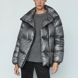 MASSIMO DUTTI | PUFFER JACKET - Säljer min syrras quilted puffer jacket från Massimo Dutti, storlek S i färgen grå. Nypris runt 1999kr. Använd väl, inga hål / skador, kan finnas fläckar men behöver tvättas!  
