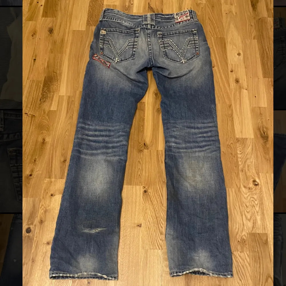 Affliction jeans i bra skick, säljer för behöver pengar. Sjukt snygga detaljer, storlek L/Xl?. Midjemått: 88cm innerbensmått: 87,5cm Benöppning: 22cm. Jag är 157cm men dom är för långa. Ända defekt är slitningen längst ned vid benet.. Jeans & Byxor.