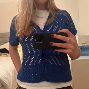 Blå kofta - Säljer denna blåa stickade kofta. Bra skick! Kan skicka fler bilder. Skriv vif frågor eller intresse. Pris kan diskuteras💖💖