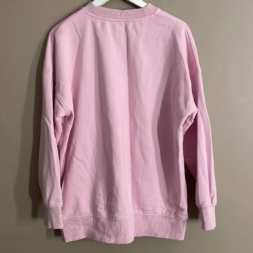 Garderobsrensning !!! Säljer nu denna fina rosa tröjan från H&m pga använder inte längre.  Storlek Xs men lite oversize så passar på S/M💓. Tröjor & Koftor.