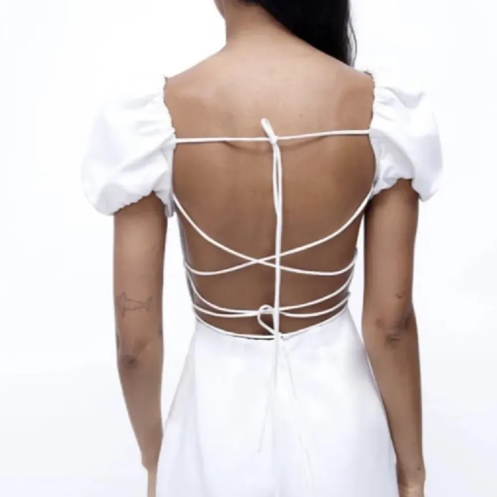 Superfin klänning från zara, öppen rygg, storlek xs, använd två ggr, säljer för den inte passar🤍. Klänningar.