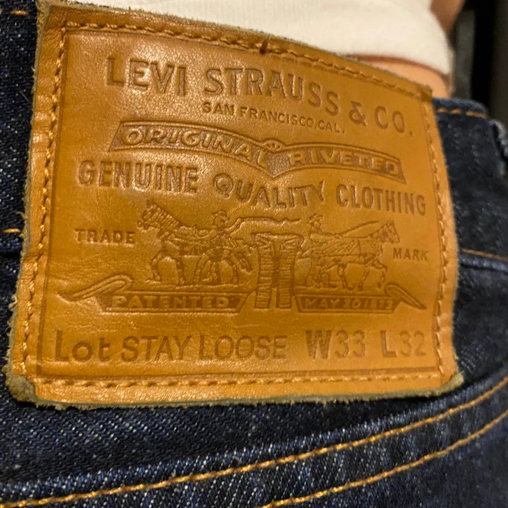 fina baggy jeans från levis, storlek M/L ( 40) säljs för använder inte har använt dom ett få par gånger priset kan diskuteras . Jeans & Byxor.