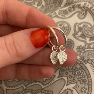 Örhängen  - Silver örhängen från snö of sweden. Aldrig använda och inga skador. Ask medföljer