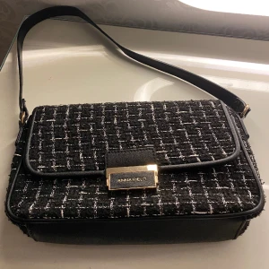 Handväska  - Handväska från annafield som inte säljs längre. Den är i nyskick även fast den är använd ett par gånger. Perfekt till nyår🤍