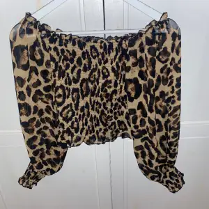 Leopard topp med ”ballong” armar 