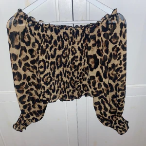 Leopard topp - Leopard topp med ”ballong” armar 