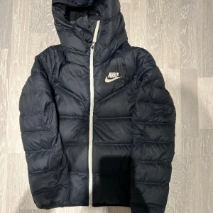 Nike dubbeljacka  - Den här jackan är mycket sparsamt använd och därför i mycket bra skick. Denna jacka har två sidor och genom att väckla den ut och in byter den utseende. Skriv om mer frågor eller bilder.