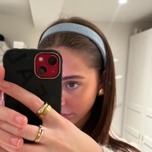 Headband ⚡️ - Jeansdiadem gjorda av UF företaget Headband ⚡️Vår idé är att återbruka jeans till att göra trendiga diadem, av kvinnor, till kvinnor, för kvinnor 💙 Finns i olika stilar och modeller! DM vid intresse ☺️BEGRÄNSAT LAGER 🚫