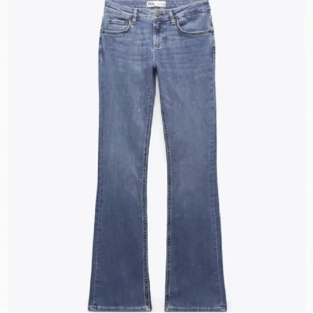 Säljer dessa superfina Lågmidjade Bootcut jeans från zara, knappt använda då dom är för stora för mig så superfint skick❤️. Jeans & Byxor.