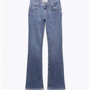 Säljer dessa superfina Lågmidjade Bootcut jeans från zara, knappt använda då dom är för stora för mig så superfint skick❤️