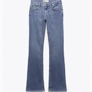 Lågmidjade jeans zara - Säljer dessa superfina Lågmidjade Bootcut jeans från zara, knappt använda då dom är för stora för mig så superfint skick❤️