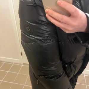 Jacka från 8848 Altitude - Säljer denna jackan från 8848 Altitude använd 3/4 gånger endast. Väldigt varm säljer den då den känns lite stor på mig! 