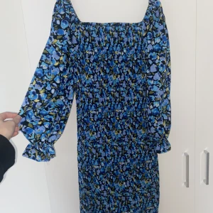 Sommarklänning - Finaste sommarklänningen. Tyvärr passar den mig inte längre. Tror den är från vero mods. Använd 1 gång. Storlek S. 