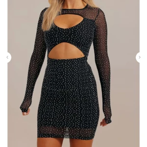 Nyårs klänning - Jätte fin klänning endast använd en gång förra nyårsafton. Nypris: 1199. 