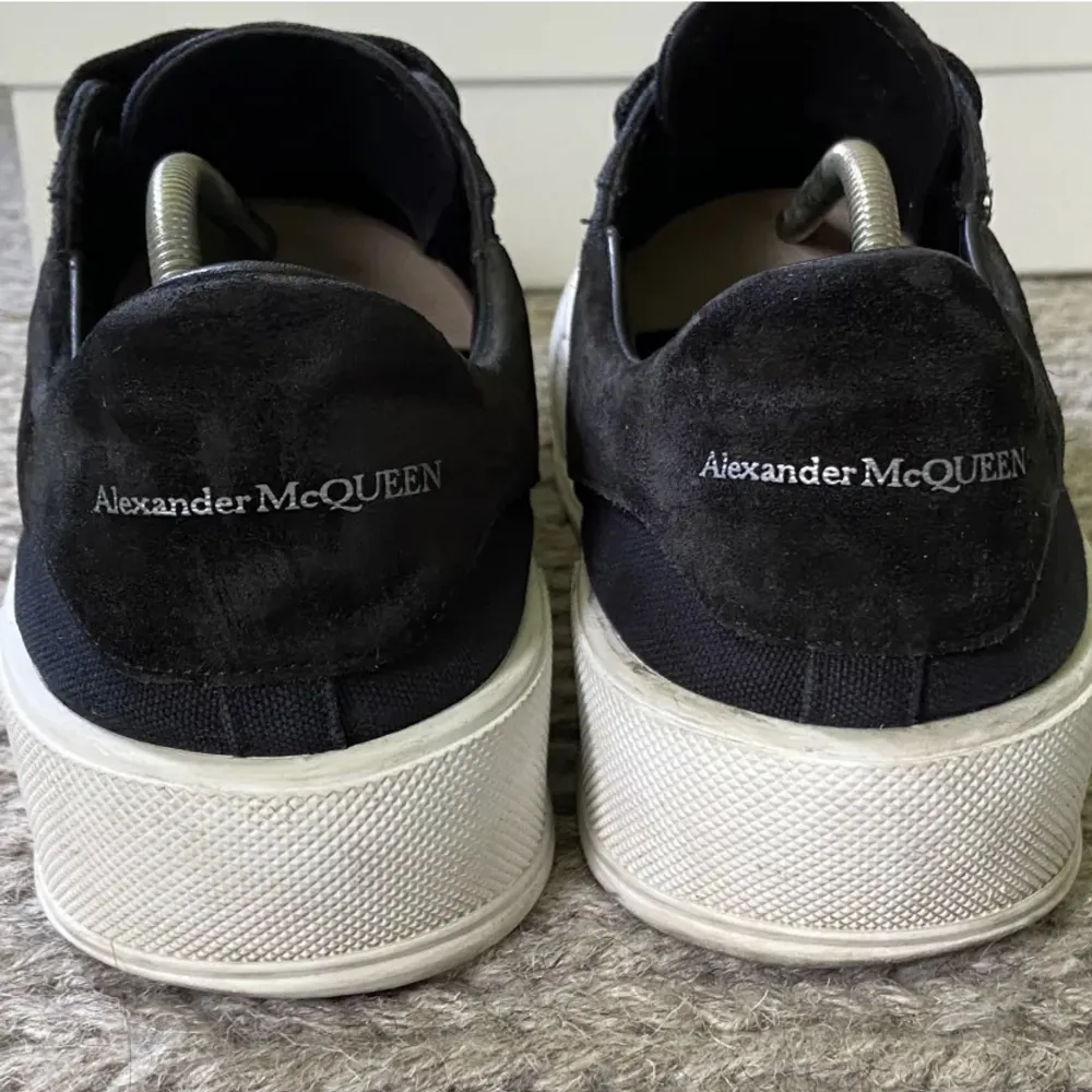 Alexander McQueen Deck Plimsoll sneakers. I tyg med mocka detaljer. Köpta pa louisaviaroma och sparsamt använda, kommer med all original förpackning!. Skor.