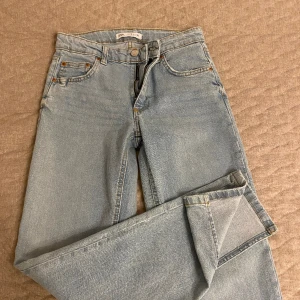 Lowwaist jeans med slits - Jeans med slits som är perfekt för dig som letar efter blåa jeans med bra passform! I jättebra skick eftersom jag råka beställa i fel storlek. Köpte de för 359 och säljer för ett bra pris. Passar de som använder xs