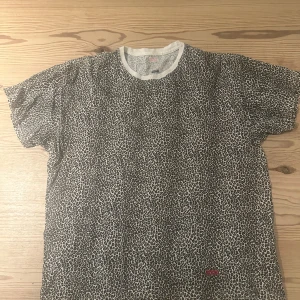 Supreme t shirt leopard - Supreme t shirt leopard bra skick säljes 