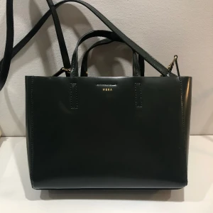 Wera axelväska mörkgrön  - Helt oanvänd. Äkta skinn. Ordinarie pris 1200kr 