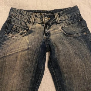 Low waist jeans - Så snygga low waisted jeans😍 Bra skick!! Säljer då de är för små för mig (se bild 3)