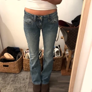 Brandy low waisted jeans - Jättesöta låg midjade jeans från brandy Melville i modell Kylie (original pris 400kr)💘