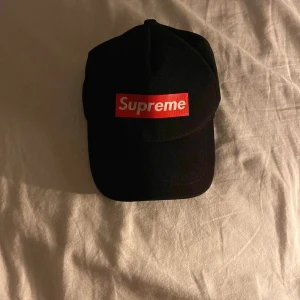 supreme keps - som ny typ aldrig andvänd det är en keps och den är i one size 