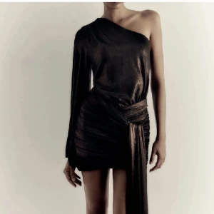 Zara klänning nyår  - Perfekta nyårsklänningen. Storlek S, köpt på zara förra året men endast använd cirka 2-3 gånger. Nyskick. Jätte fin vid arm och unika detaljer. Brons / mörk guld färgad. Kan mötas i Stockholm 