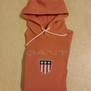 Gant Hoodie Dam Stl S - Snygg Hoodie med Gant tryck på bröstet. Lite tvättblekt men annars i bra skick