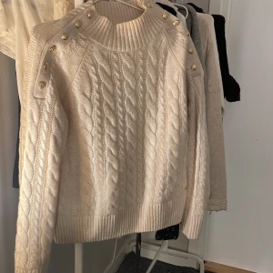 Stickad tröja - Stickad tröja från Lindex som aldrig är använd. True to size!  Nypris:600kr❤️
