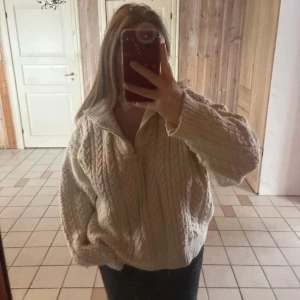 Stickad kofta - Så himla fin kofta i cremevit färg!! Har varit en stor favorit i min garderob, men i och med att vi flyttat så får den inte riktigt plats i nya garderoben🌸 så himla fin och bra material!! storlek m, passar både s/m/l <3