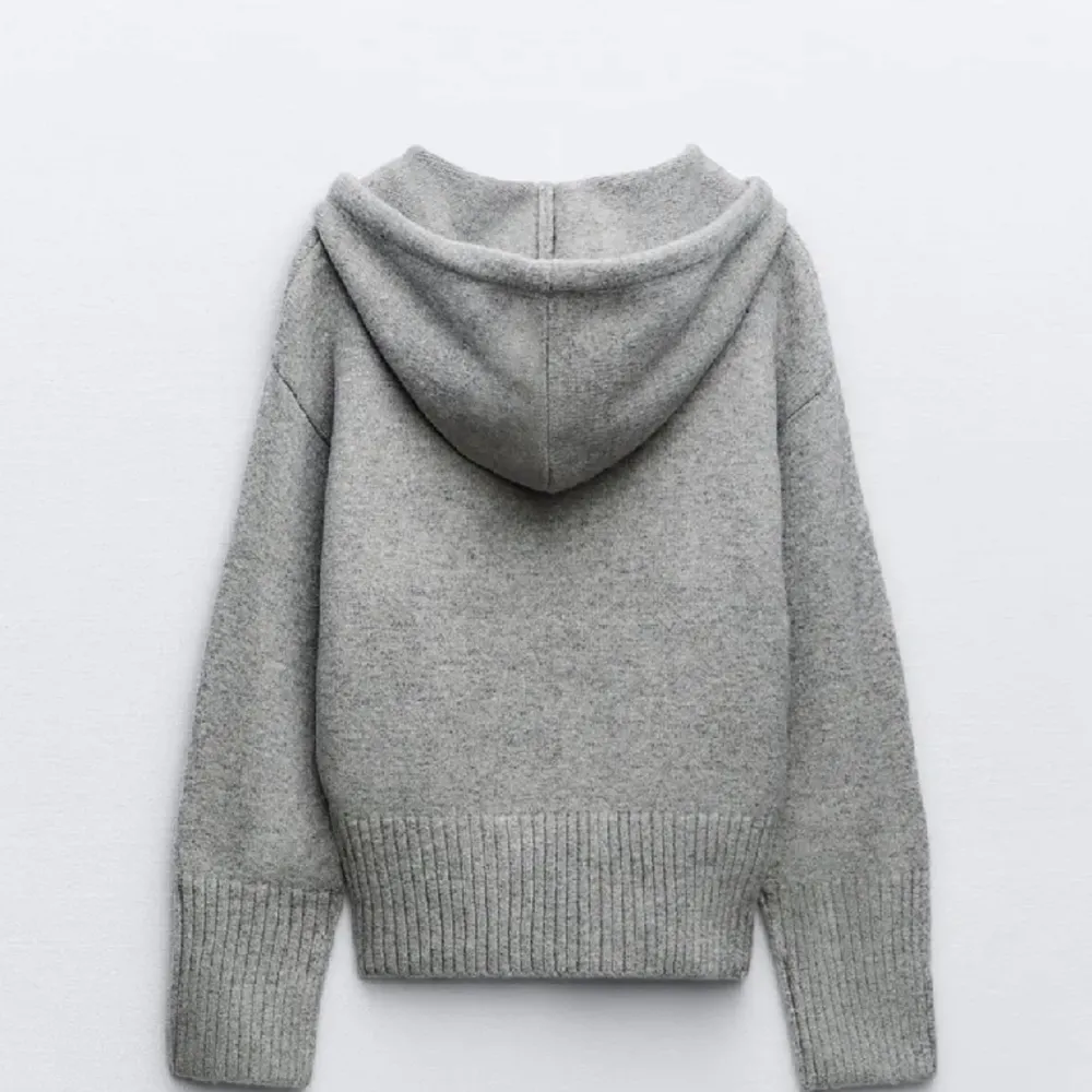 Funderar på att sälja min fina zara hoodie då den knappt kommit till användnig, skriv för fler bilder💞. Tröjor & Koftor.