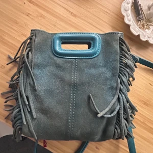 Maje väska - Säljer min maje väska. Den är lite smutsig därför jag säljer den för mindre. Kommer inte till användning längre.