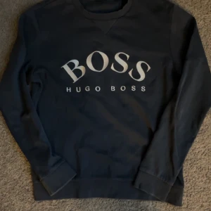 Hugo Boss Tröja - En fin hugo boss tröja som har det orginala märket. Köpt för 1399