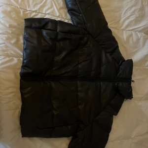 Tjock oversized vinterjacka - Jackan är använd max 5 gånger, är i storlek XL men vanligtvis använder jag M så den har funkat som oversized.