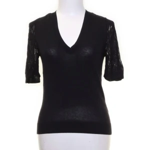 Svart tröja från & other stories  - Jättesnygg tröja med spetsärmar från other stories, bra skick