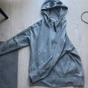 Cp company hoodie - Cp company hoodie i grå och stilren färg. Strl L men passar nog lite mindre också! 